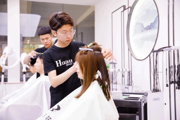 石家庄花都学校美发专业学校实操中