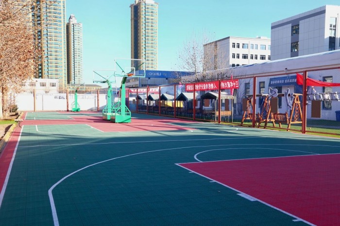 石家庄花都学校篮球场一角