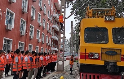 石家庄华美铁路学校轨道交通供电专业学生实训