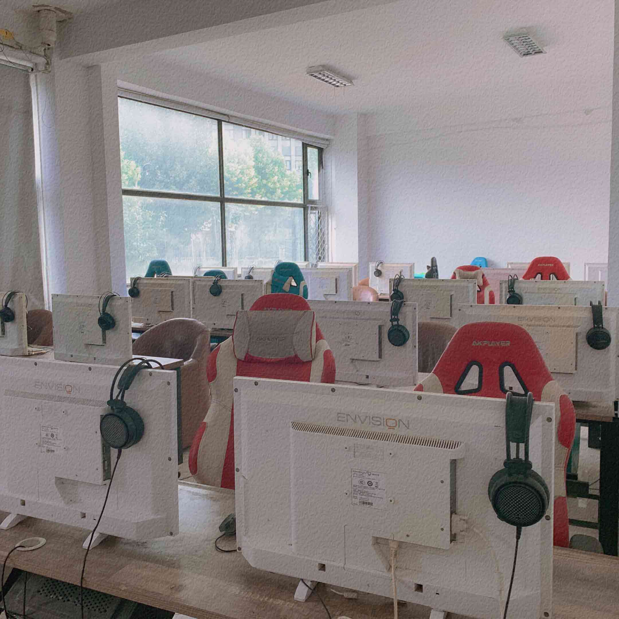 石家庄华师经济管理学校计算机室