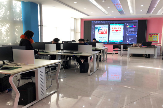 石家庄华师经济管理学校计算机专业学生上课