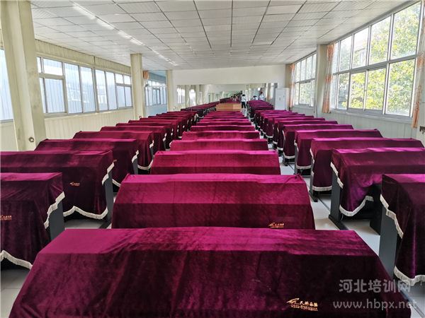石家庄军兴信息工程学校钢琴室