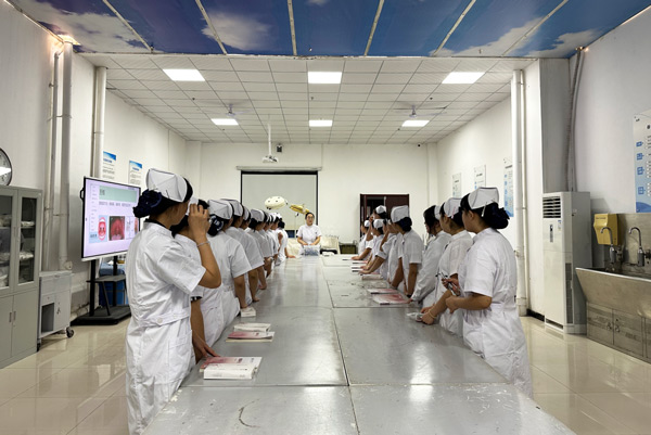 石家庄柯棣华医学中等专业学校学生上课
