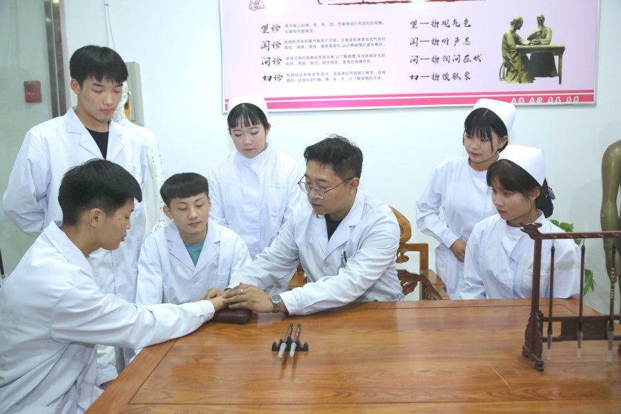  石家庄天使护士学校中医康复技术专业实训课