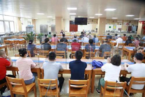 河北省体育局领导来校看望封闭在校的食堂员工