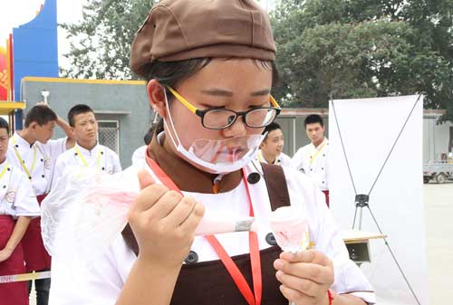石家庄新东方烹饪学校学生裱花制作
