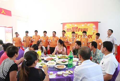 石家庄新东方烹饪学校感恩节学生为家长亲手作美食