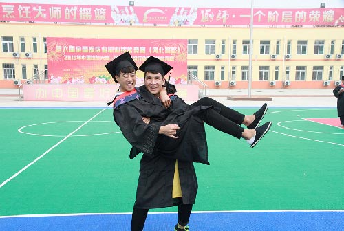 石家庄新东方烹饪学校学生在操场生活照