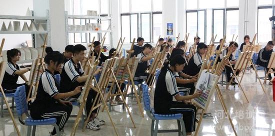 石家庄电子信息学校学生上美术课