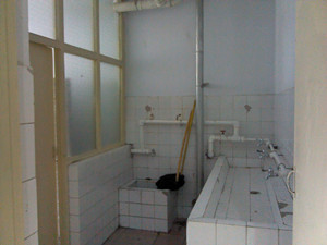 河北商贸女生宿舍卫生间