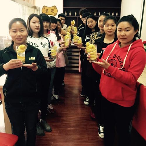 河北商贸学校学生调酒展示