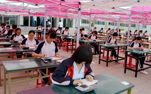 河北商贸学校会计专业学生计算器技能展示