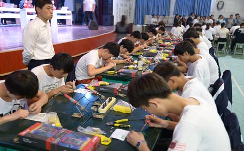 河北商贸学校学生焊接工艺展示