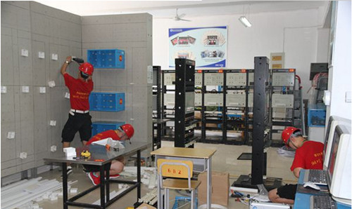 河北经济管理学校网络布线专业学生