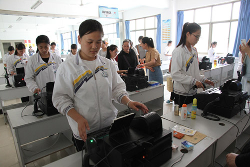 河北经济管理学校会计专业学生收银实训