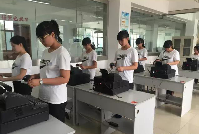 河北经济管理学校会计专业学生练习收银