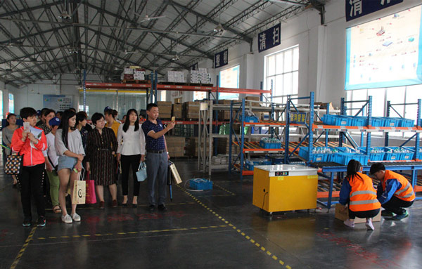 家长参观河北经济管理学校物流实训室