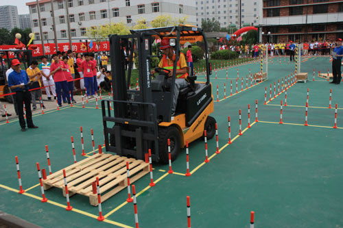河北经济管理学校物流专业学生叉车实训课