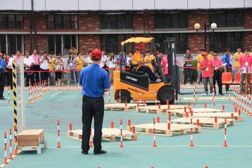 河北经济管理学校物流专业学生进行叉车实践