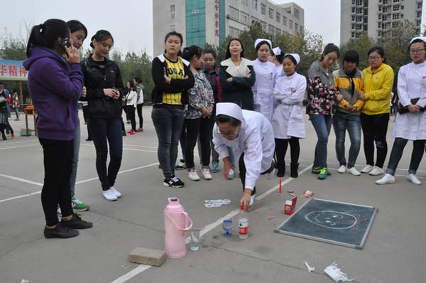 学校转四方游艺活动现场