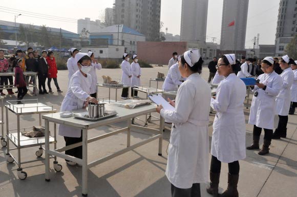 学校开展基础护理技能比武-无菌技术比赛