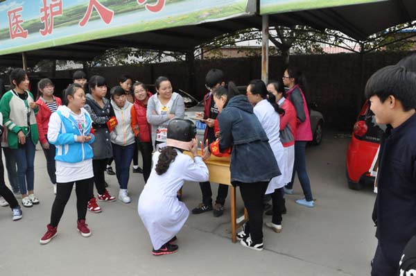 学校吹蜡烛游艺活动现场