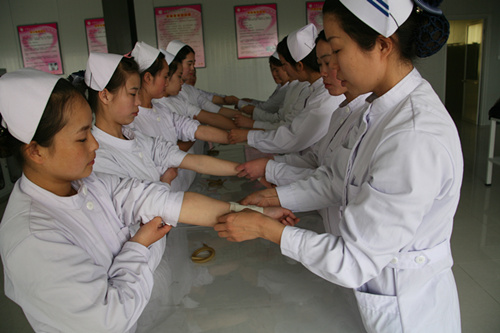 石家庄天使护士学校学生进行伤口包扎训练