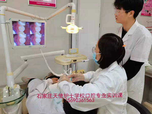 天使护士学校实训教师示范牙齿清洁手法