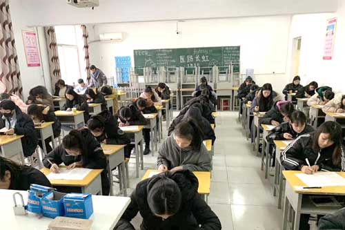 石家庄天使护士学校学生考试中
