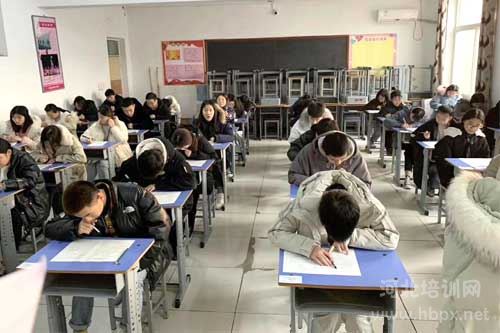 石家庄天使护士学校理论课考试中