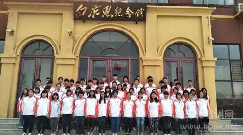 石家庄白求恩医学中等专业学校新生白求恩纪念馆前合影