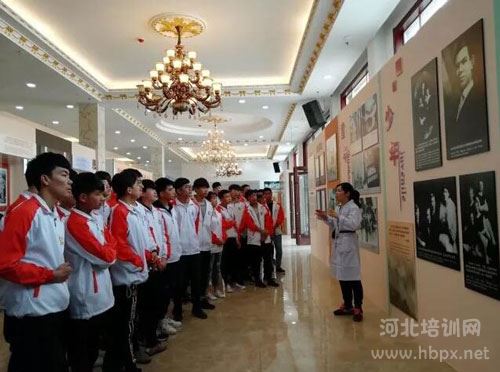 石家庄白求恩医学中等专业学校学生参观白求恩博物馆
