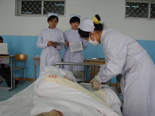 协和参赛选手进行女病人导尿术的操作