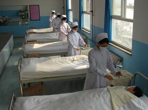 协和医学院学生实践非昏迷病人的口腔护理