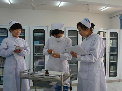 石家庄协和医学院学生实践肌肉注射-抽吸药液