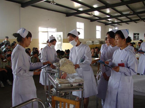 协和医学院学生检查女病人导尿术的操作用物