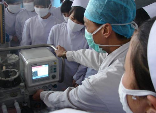 协和外科实验课上老师在给大家讲解麻醉机的使用