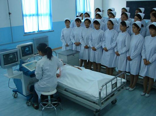 协和医学院老师在给同学们演示B超机的使用