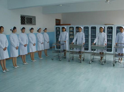 协和医学院学生护理礼仪课-推治疗车