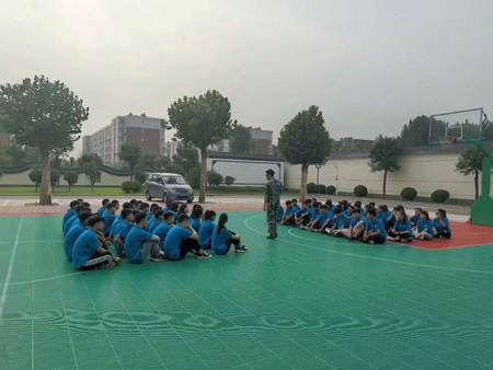 石家庄通用交通学校新生新生在操场军训