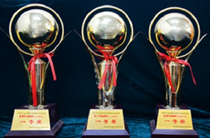 学校获得的奖杯