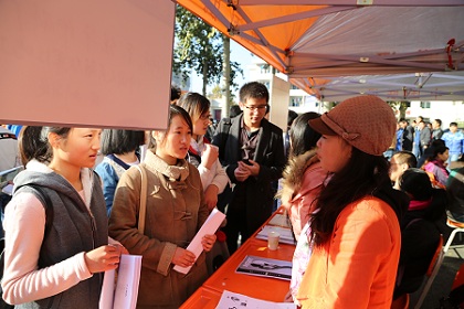 社团活动招新现场