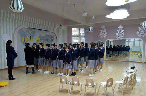 保定华中技工学校幼儿教育专业学生上课中