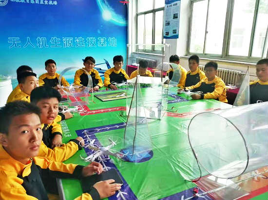 保定华中技工学校无人机专业学生