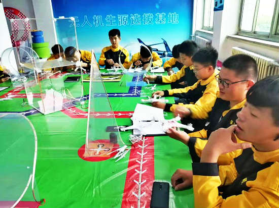 保定华中技工学校无人机专业学生上课中