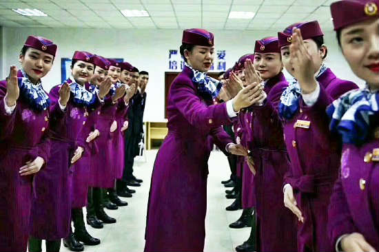 保定华中技工学校乘务专业学生合影