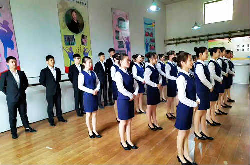 保定华中技工学校乘务专业学生上课中