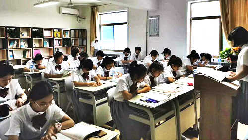 保定华中技工学校学生上课情景