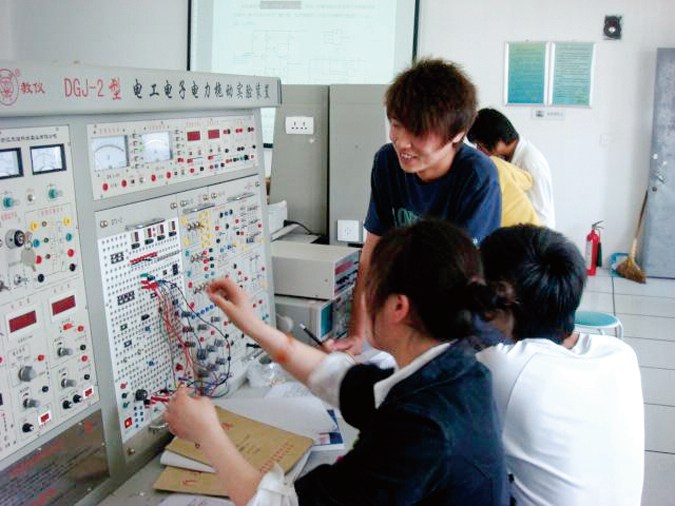 保定艺术学校机电实验室
