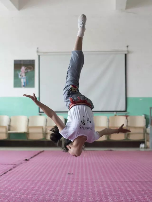 保定艺术学校舞蹈专业学生平常训练